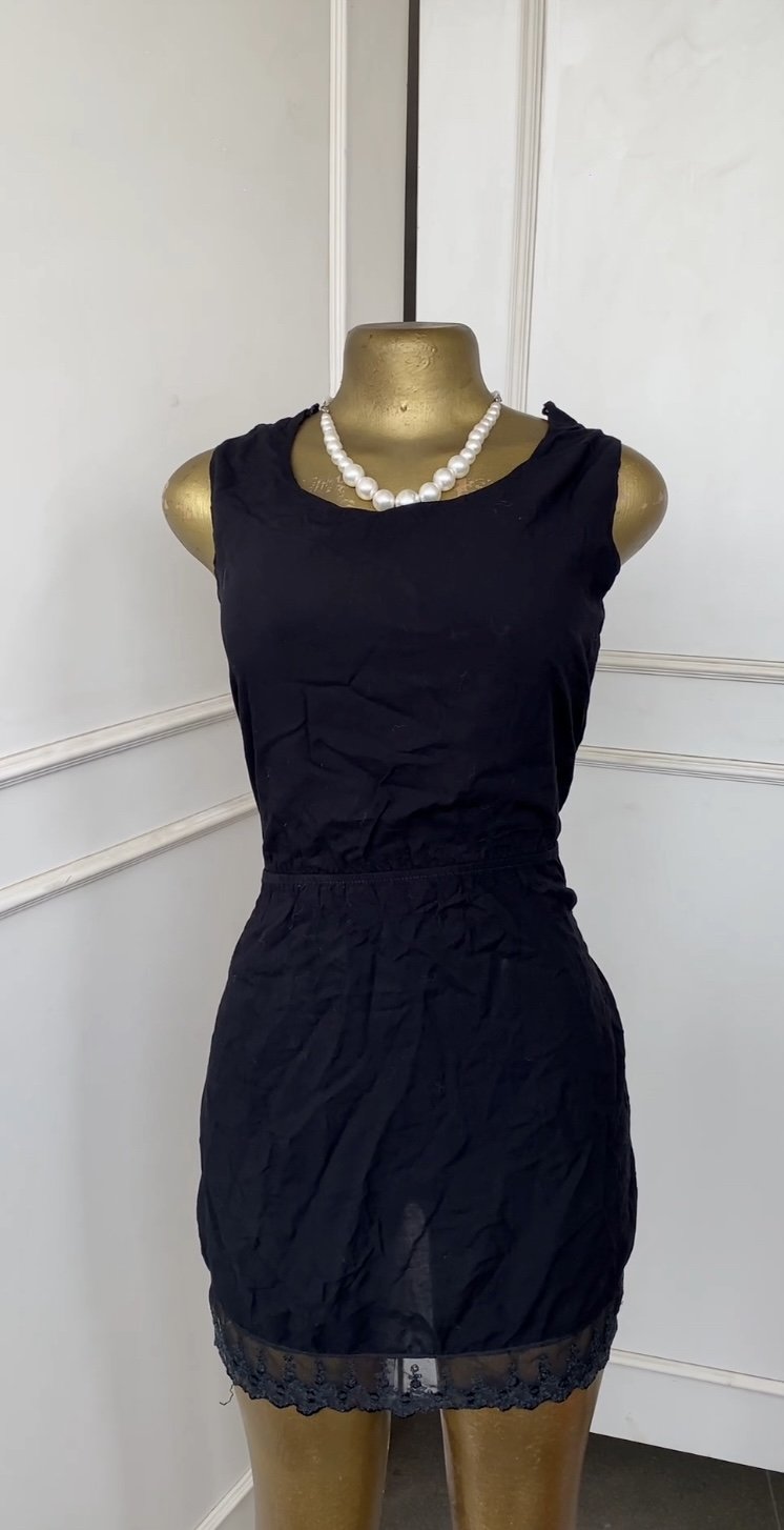 Black sleeveless dress(open back) 634 (40D)