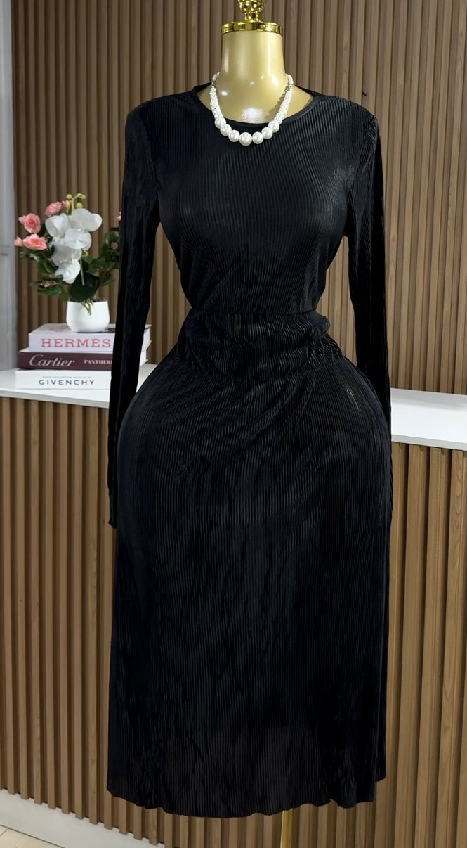 Black plisse maxi dress 126 (40D)