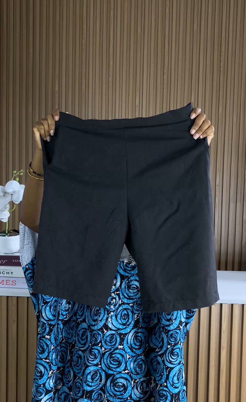 Black T short 148