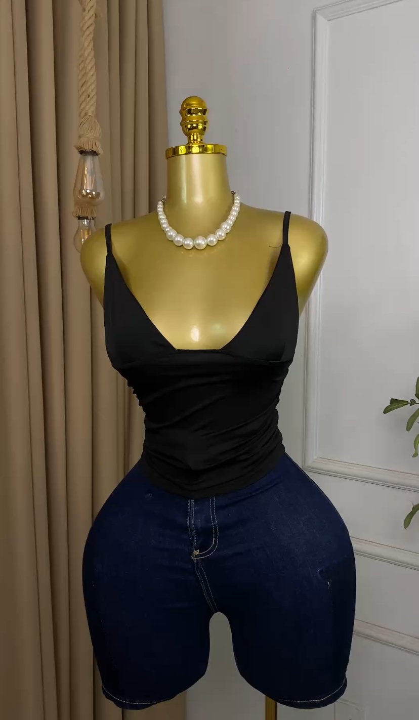 Black sleeveless Top M409