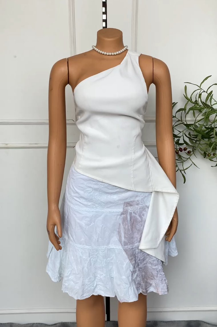 White mini skirt(has a stain as seen) 045