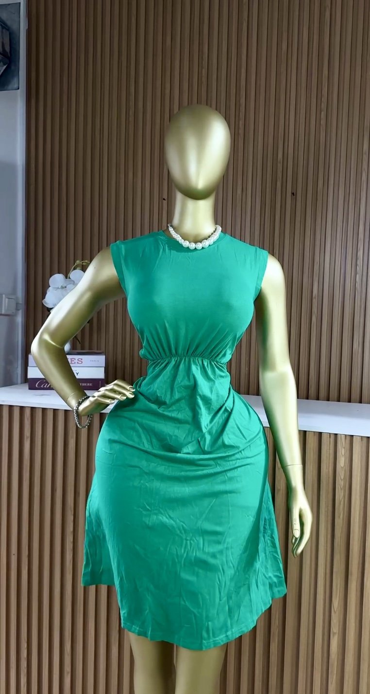 Green chic dress B121 (40D) (open at the back)