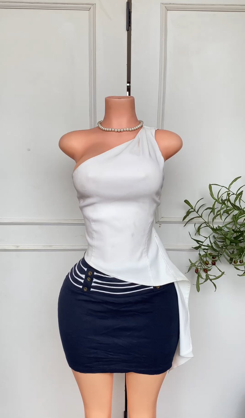 Short deep blue skirt 109