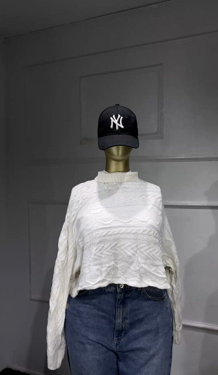 Stylish white knitted top S153