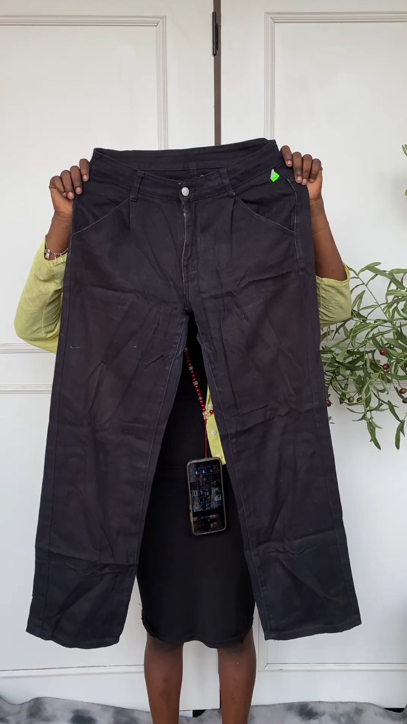 Black jeans 063(Has an irremovable stain at the back)