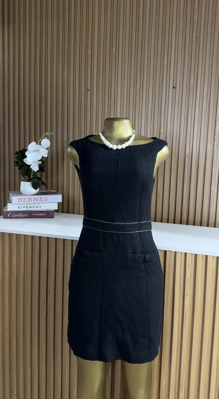 Fitted black sleeveless dress B328 (40D)