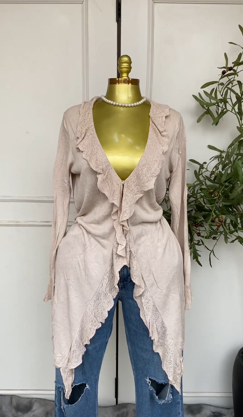 Beige ruffled sweatshirt 033
